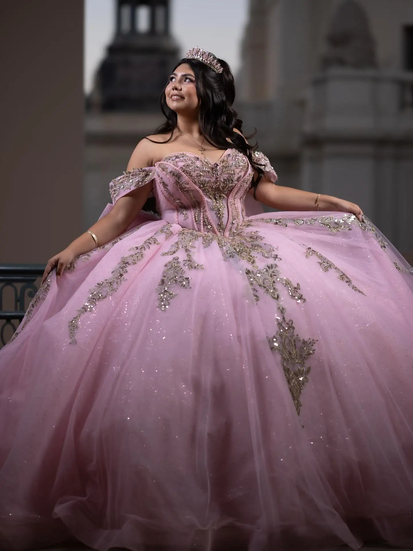 Eleganckie suknie balowe z aplikacjami koronkowymi na quinceañerę, bez rękawów, z odkrytymi ramionami, z kryształkami, sznurowane, meksykańskie sukienki na słodkie szesnaste urodziny (Vestidos De 15 Anos)