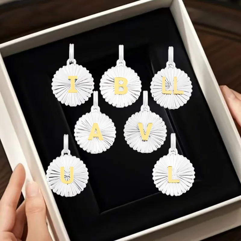 

Первый выбор для подарка представляет собой круглый кулон с буквой и минималистским дизайном, который подходит для всех сцен.