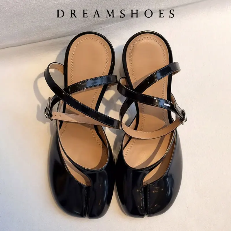 

2025 новые модные женские сандалии таби из лакированной кожи с перекрестным ремешком, летние сандалии с босоножками на толстом высоком каблуке с разрезом на толстом высоком каблуке