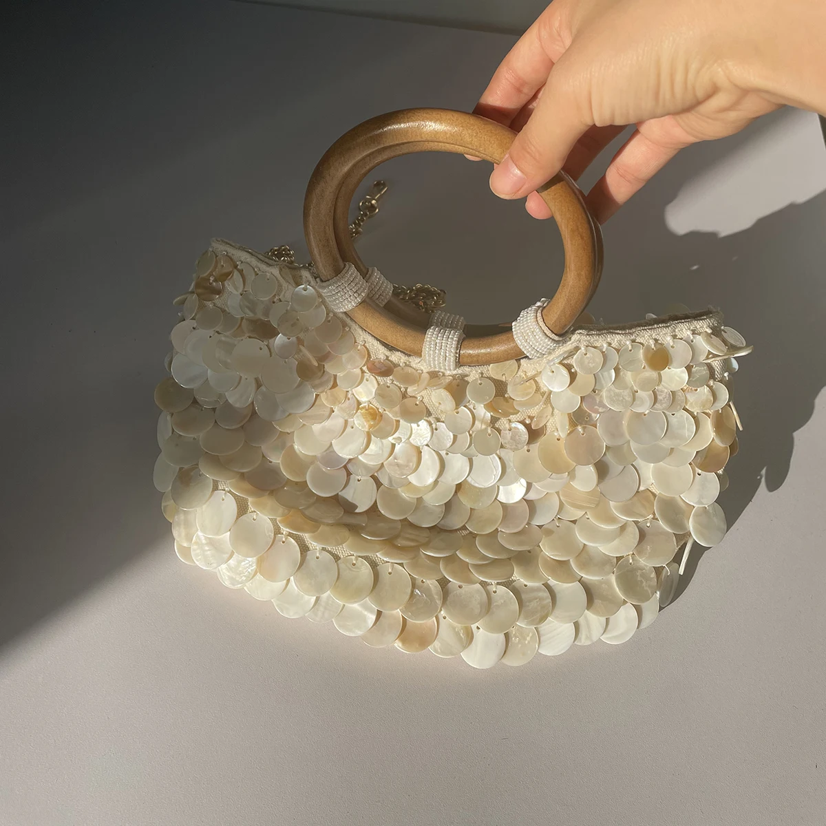 

Natural shell bag 2025 new niche design pure handmade French vacation beach bag fashionable ladies hand-held dinner bag