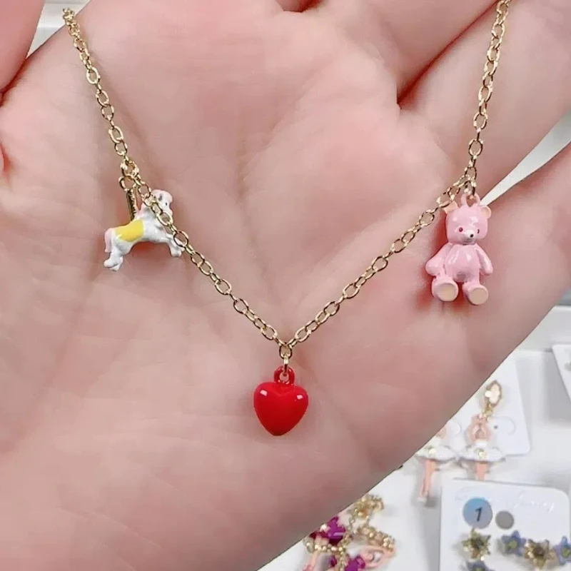 Moda Autunno Giardino Serie di cartoni animati Carosello rosso, Orso rosa, Orecchini con ciondoli a forma di cuore rosso, Clip per l'orecchio, Collana, Anello per bambini