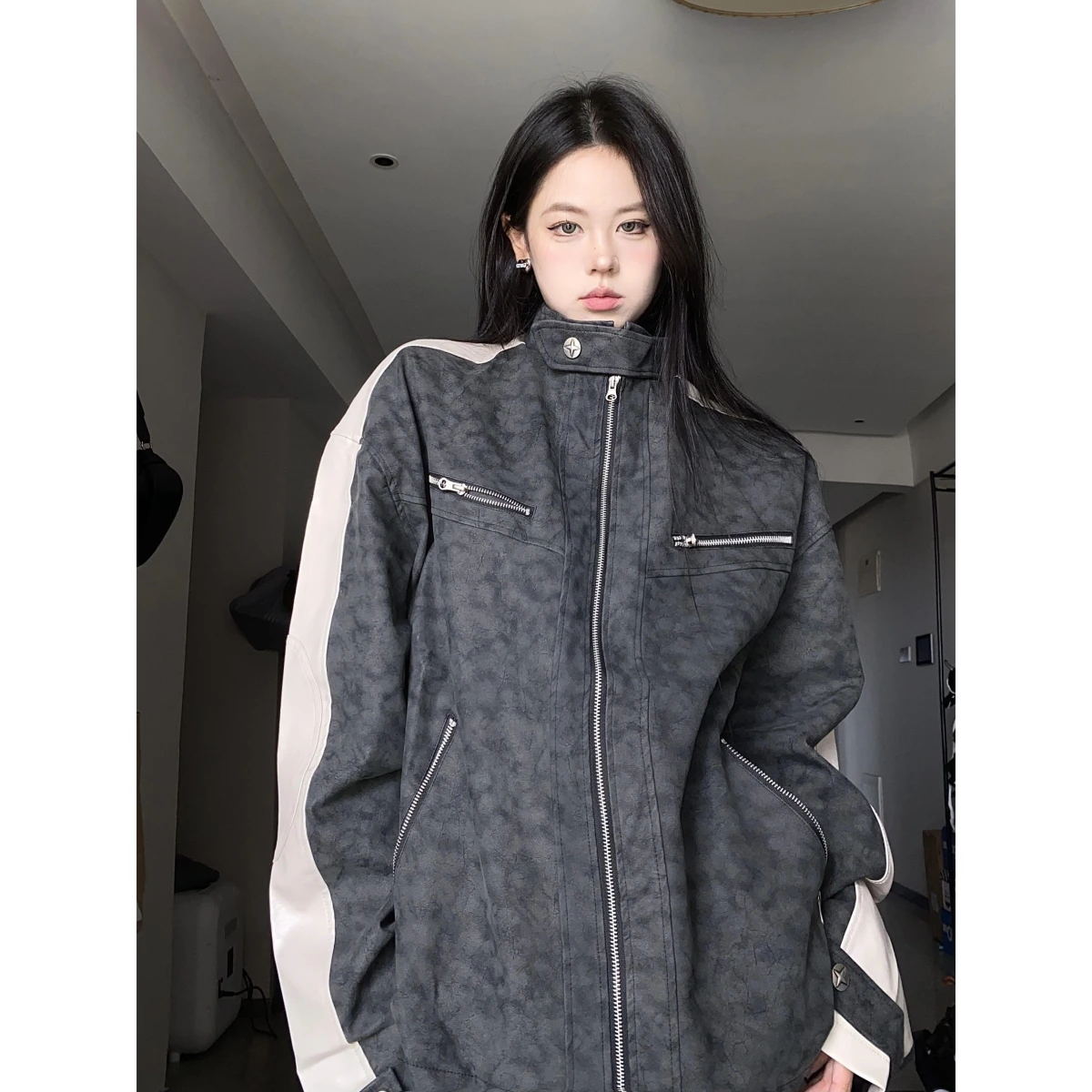 

Ретро-куртка в американском стиле для мужчин и женщин: демисезонная, из матовой кожи, с элементами пэчворка, воротником-бомбером, модная, в стиле авиаторской куртки.