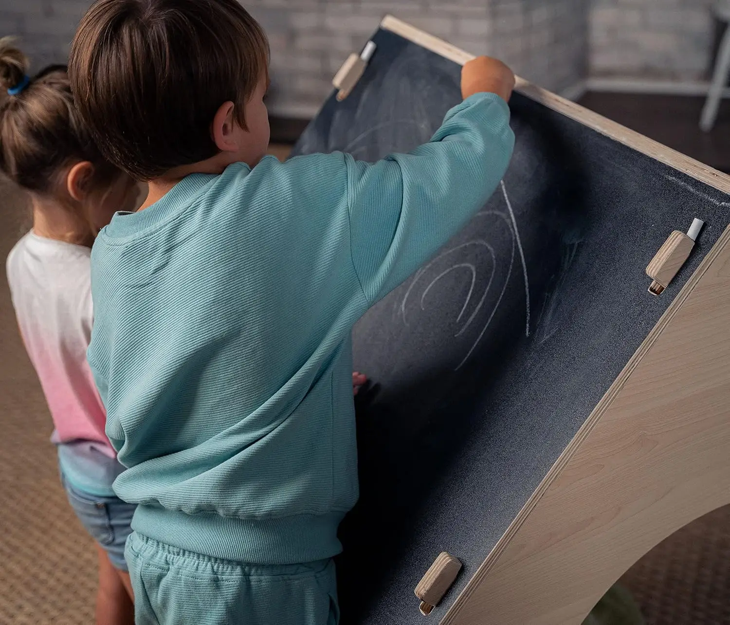 โรงละครไม้ Montessori ในร่มและสไตล์ Waldorf สําหรับเด็กวัยหัดเดินที่มีหลังคากระดานดําคู่ โครงสร้างชุดเล่นที่แข็งแรงสําหรับ Chi