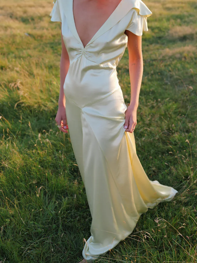 

Evening Luxury Party Dresses Dubai Vintage Satin V-Neck Formal Occasion Prom Gowns Backless Customized أطقم فساتين