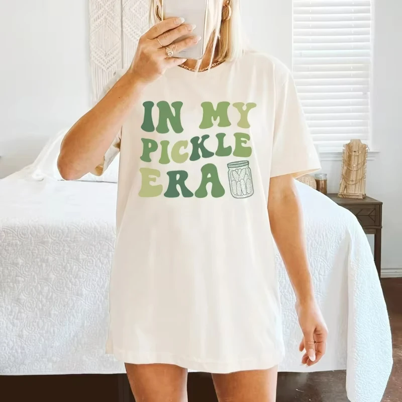 

In My Pickle Era Ретро Графические футболки Женские милые Pickle Lover Круглый вырез с коротким рукавом Pickle Jar Модные модные повседневные топы