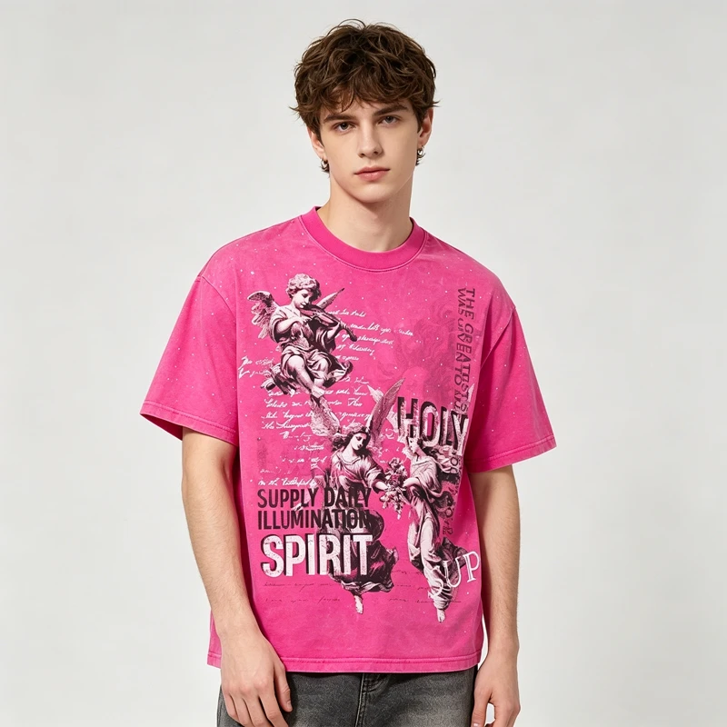 Sommerliches Vintage-T-Shirt für Herren mit roter Waschung und Grafik: Himmel, Wolken, Engel, Cherub, Strass – Lässiges Baumwoll-T-Shirt mit entspannter Passform – Detail 6