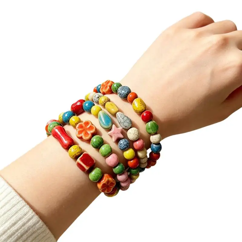 Handgefertigtes, farbenfrohes Armband aus Keramikperlen, im Boho-Stil, als Strandaccessoire, elastisches Handgelenksband für Damen. – Detail 2
