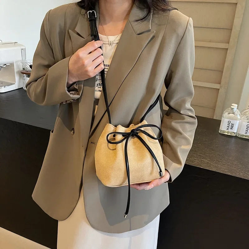 Autumn and Winter High-end Niche Drawstring Messenger Bag Women's 2024 New Retro Suede Bucket Bag Matte Shoulder Bag