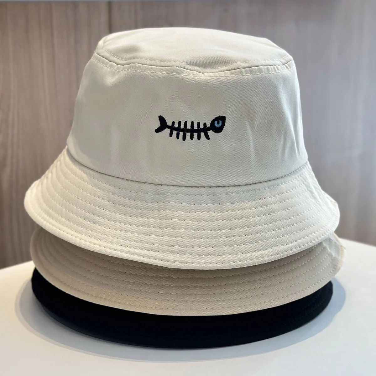 Beliebter Unisex-Sommer-Fischerhut für Damen, bestickt, einfarbig, Studenten-Fischerhut, atmungsaktiv, für Outdoor-Reisen, Sonnenschutz, Geschenk