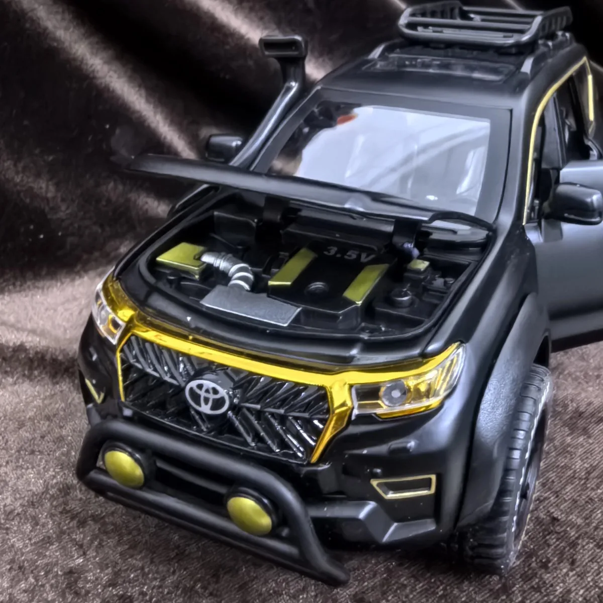 نموذج سيارة تويوتا برادو SUV محدود بمقياس 1:24، لعبة هدية عيد الميلاد للأطفال من السيارة الفاخرة المصغرة