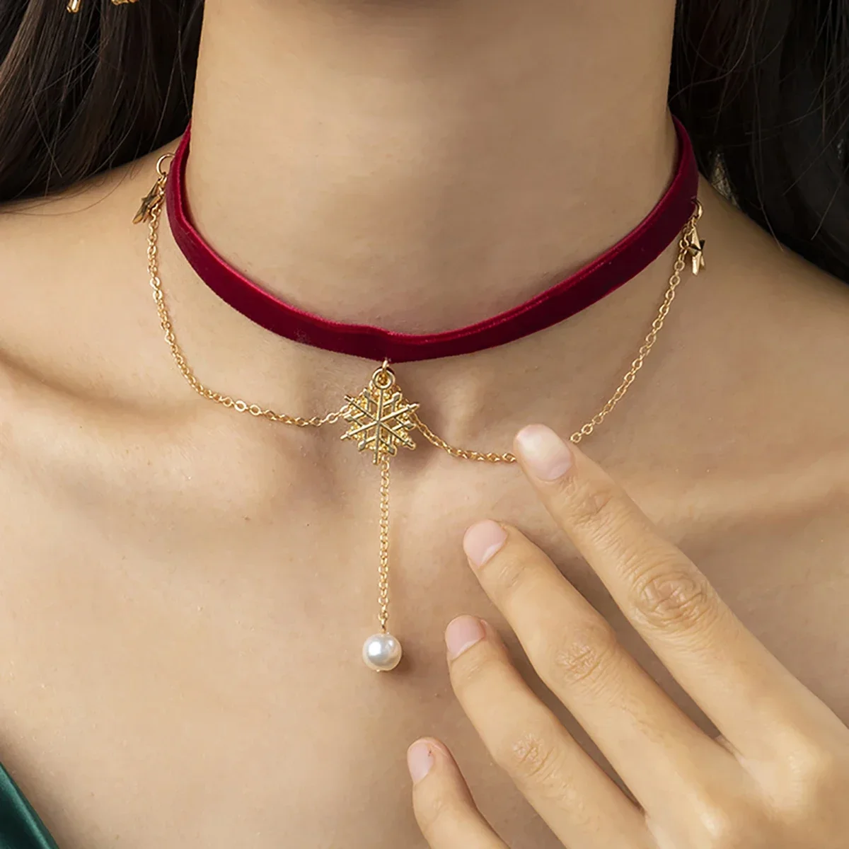

Korean Style Sexy Red Velvet Vollar Choker Fashion Metal Snowflake Pendant Necklace Romantic Charm Christmas Jewelry