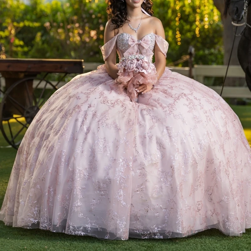 

Светло-розовые блестящие платья Quinceanera с открытыми плечами и блестками, аппликация, кружево, бисер, хрустальный бант, тюль, вечерние платья на день рождения, сладкое 16-летнее платье