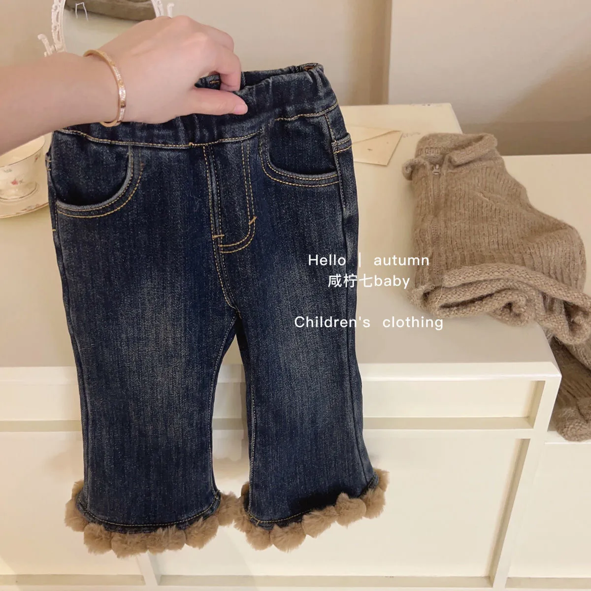 

Baby girl one-piece velvet pants autumn and winter new style children's bell bottom pants with thick velvet jeans