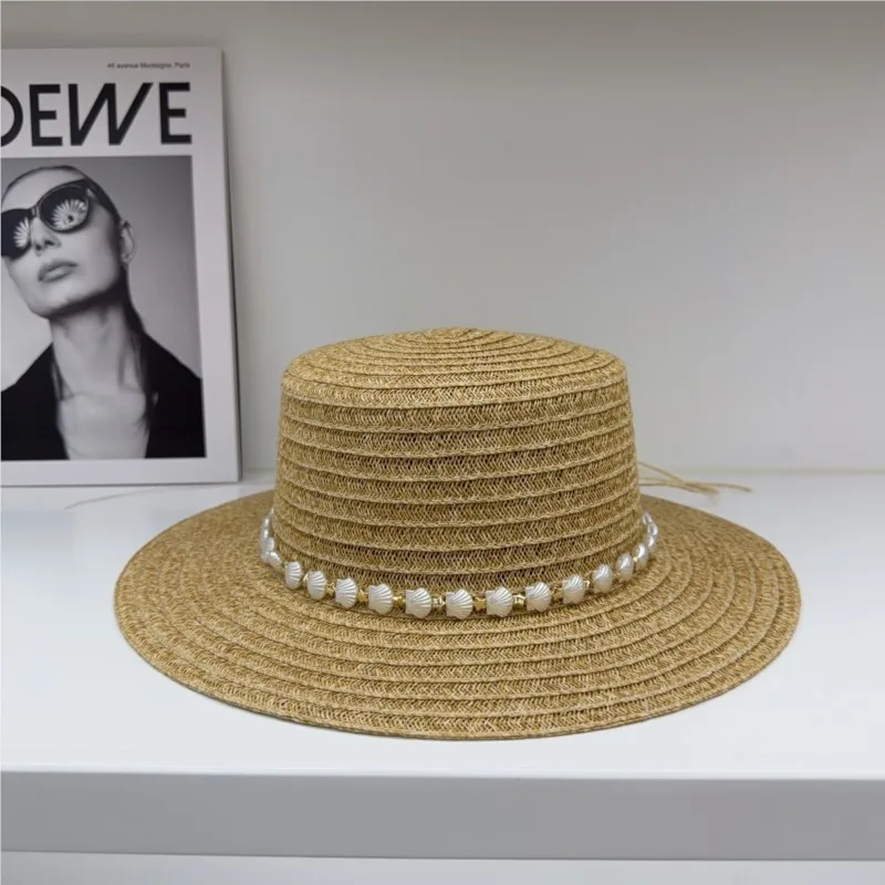 A flat-topped hat is versatile and atmospheric women's woven for going out to the seaside