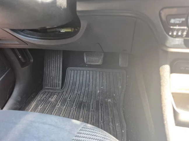 

3 AUTOMOBILE LEATHER RUG AUTO