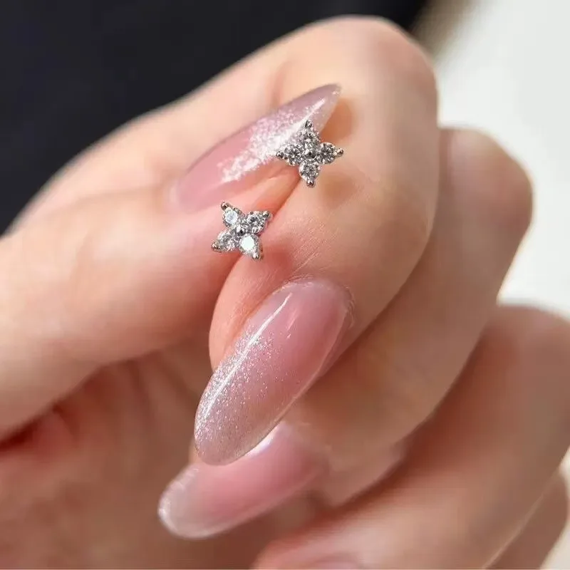 Met diamanten ingelegde klavertje vier oorknopjes, klein en mini veelzijdig geluksgras voor dames, kleine en heldere prachtige oorbel