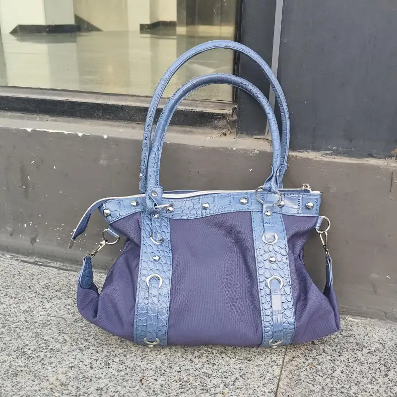 

Брендовая ретро-сумка Y2K через плечо, высококачественная нишевая мотоциклетная сумка с заклепками, с узором под крокодила, большая вместительная сумка-тоут из денима и канваса для повседневного использования