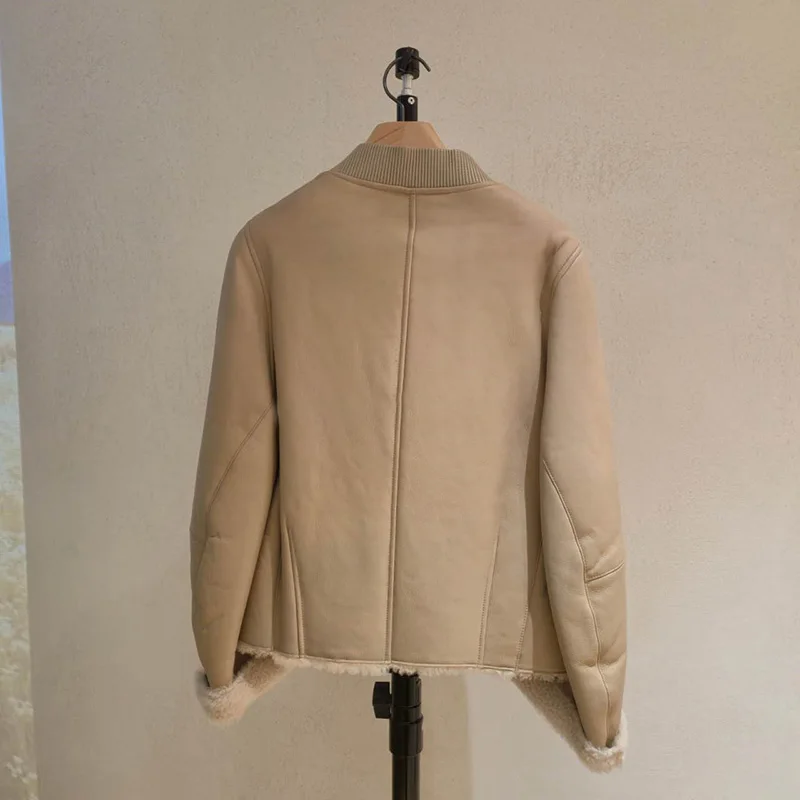 เสื้อแจ็คเก็ตหนังผสมขนแกะอุ่นสบายทันสมัยสำหรับผู้หญิง สไตล์เรโทร ทรงเบสบอล ติดกระดุม ทรงตรง