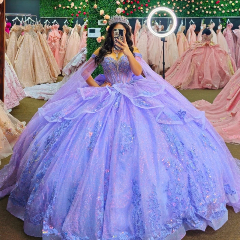 Lavendelfarbenes, glänzendes Quinceanera-Kleid, schulterfrei, Applikation, Spitze, Perlenstickerei, Kristallblaues Futter, Party, Geburtstag, süßes 16-Kleid
