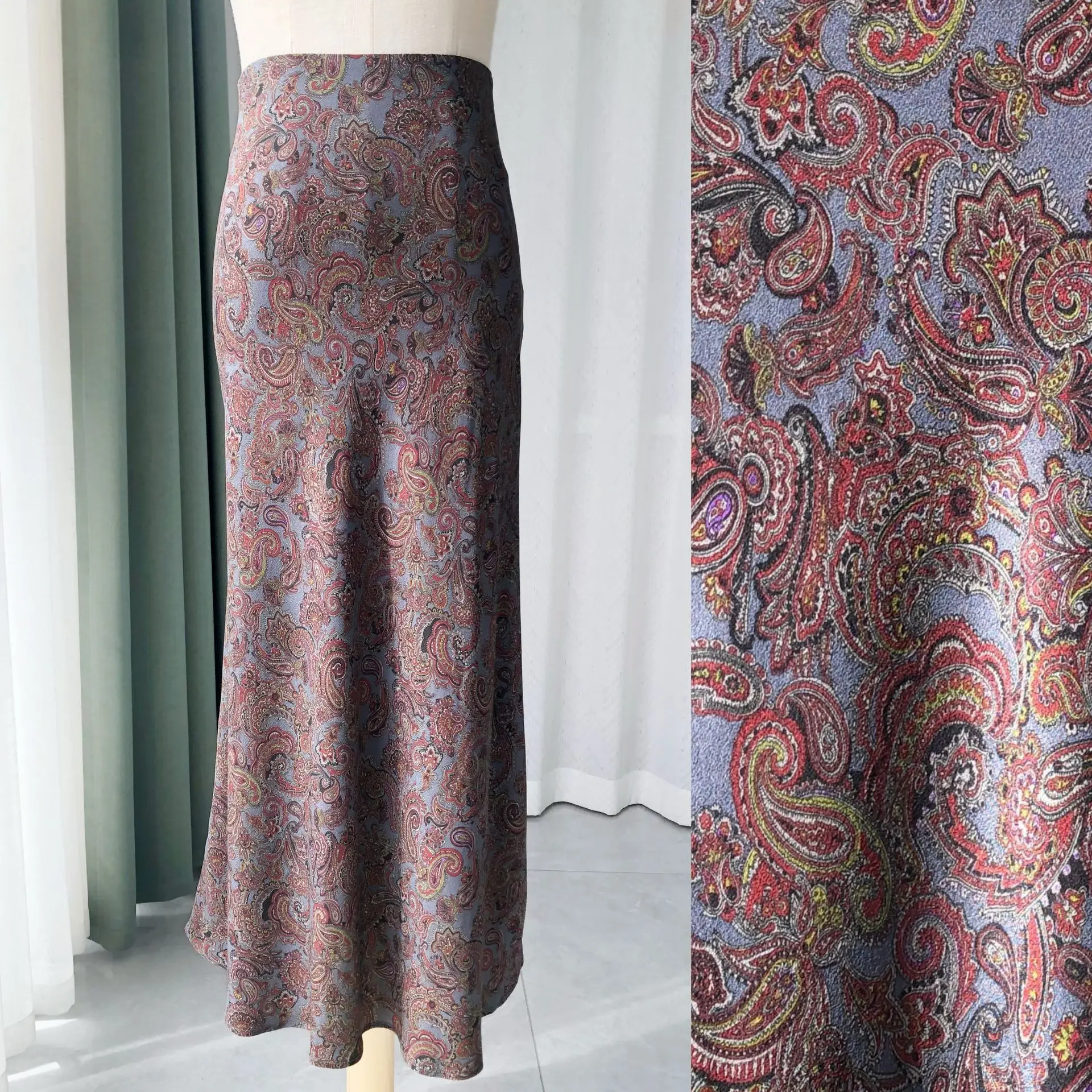 

Gorgeous Classical · Retro Paisley Pattern Print Sand Washed Silk Blue Brown Diagonal Silk Skirt 17-18mm 100% Mulberry Silk
