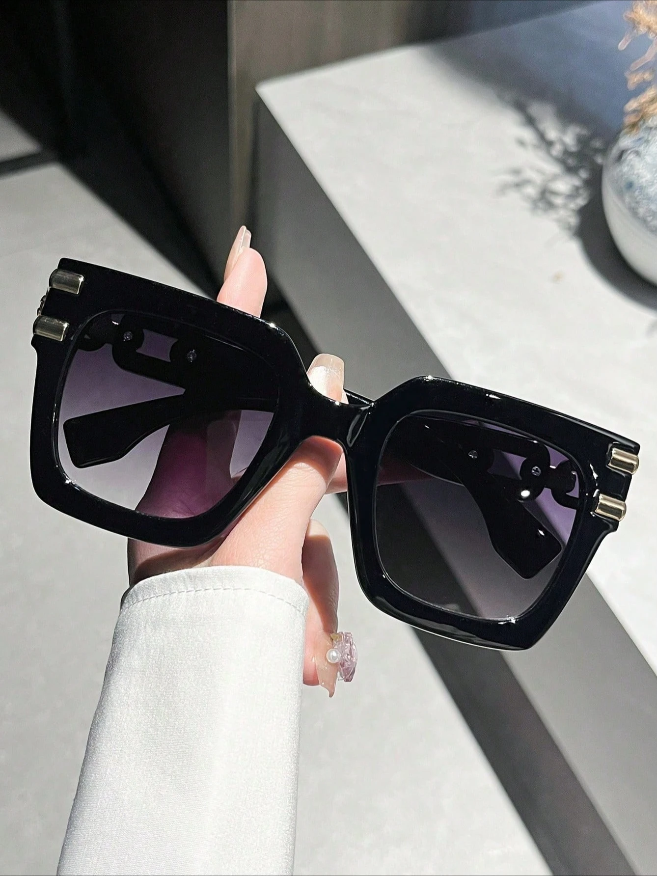 نظارات نسائية عصرية مربعة كبيرة الحجم بأرجل سلسلة كلاسيكية مناسبة للتنقل اليومي للصور