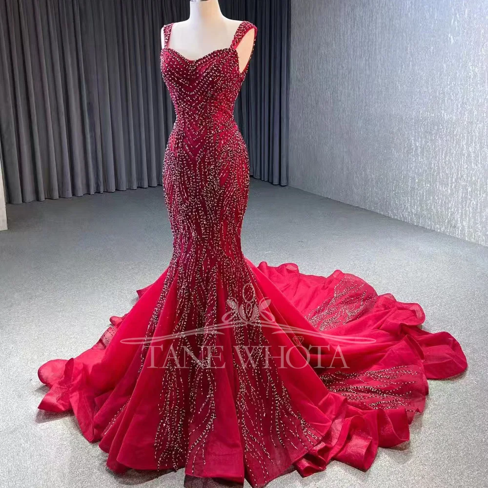 فستان سهرة أحمر مزين بالترتر على شكل قلب بدون أكمام برباط خلفي على طراز غمد للحفلات الراقصة 2026 للنساء