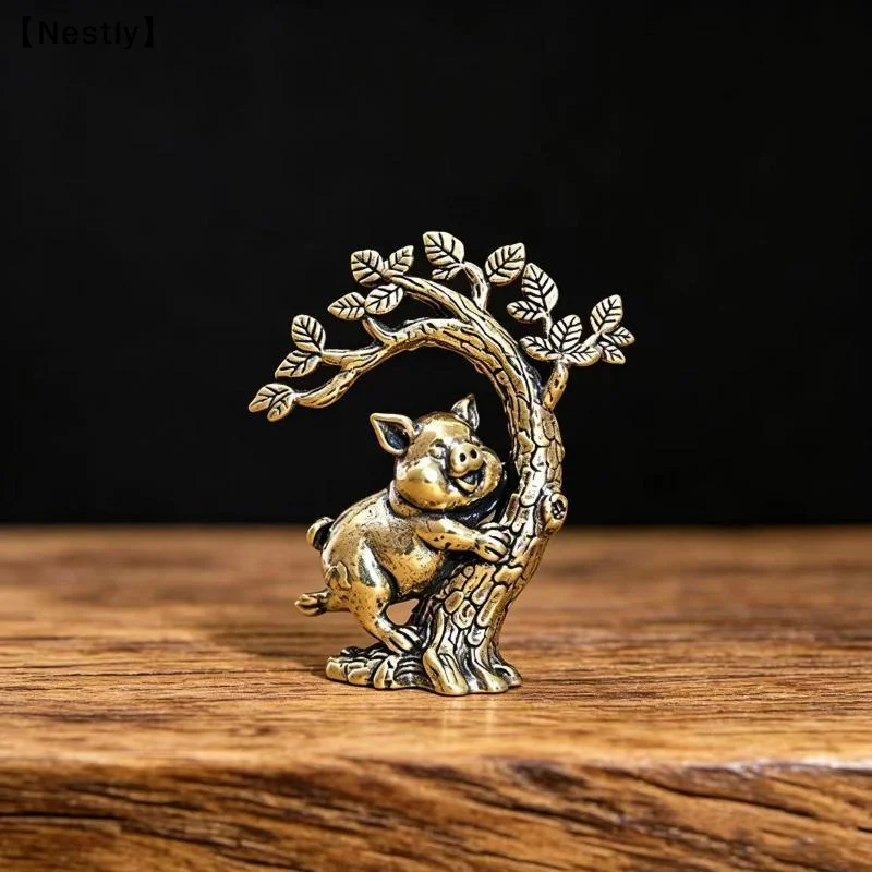 Vintage Brass Pig Climbing Tree Figurine, Cute Pig Hugging Tree Statue For Home Office Tea Table Decor, 1 Piece〔Nest〕