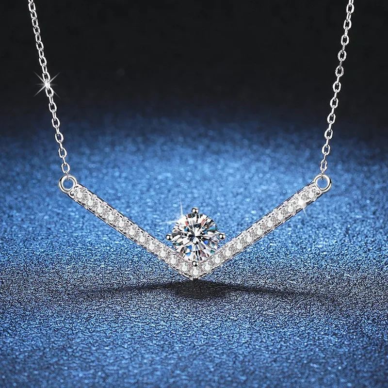 

18K Gold Inlaid Diamond Pendant Moissanite Necklace D Color 1carat Full Diamond PT950 Platinum Fashionable Collarbone Chain