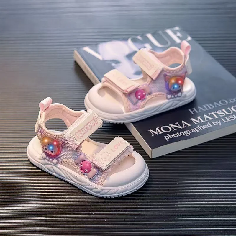 

Летние детские повседневные сандалии Kuromi в стиле аниме Kawaii Sanrio Ins, уличные кроссовки на мягкой подошве, милые подарки для детей