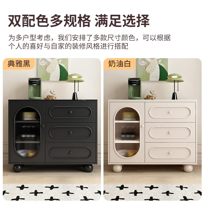 غرفة معيشة لتناول الطعام على الطراز الكريمي، خزانة شاي بسيطة، خزانة تخزين مدمجة على الحائط، مطبخ منزلي