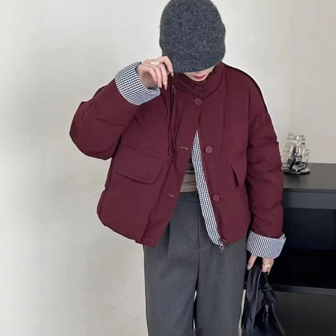 เสื้อแจ็คเก็ตขนเป็ดผู้หญิงแบบสั้นสำหรับฤดูหนาว ดีไซน์ต่อผ้าลายตาราง เหมาะสำหรับใส่เดินทาง
