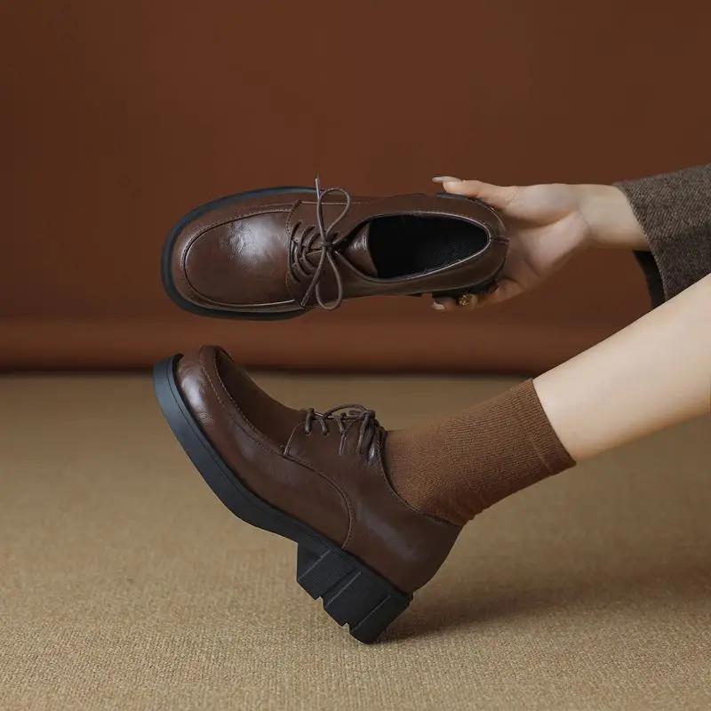 

SIMLOVEYO Роскошные женские туфли-лодочки 2025 года с круглым носком на блочном каблуке со шнуровкой, мелкие большие размеры 41 42 43 Винтажная повседневная женская обувь для отдыха