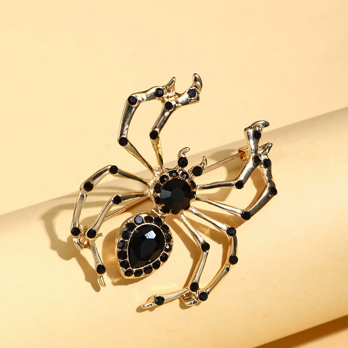 Exaggerated black white spider creative brooch men women party clothes scarf accessories pin brooches gift