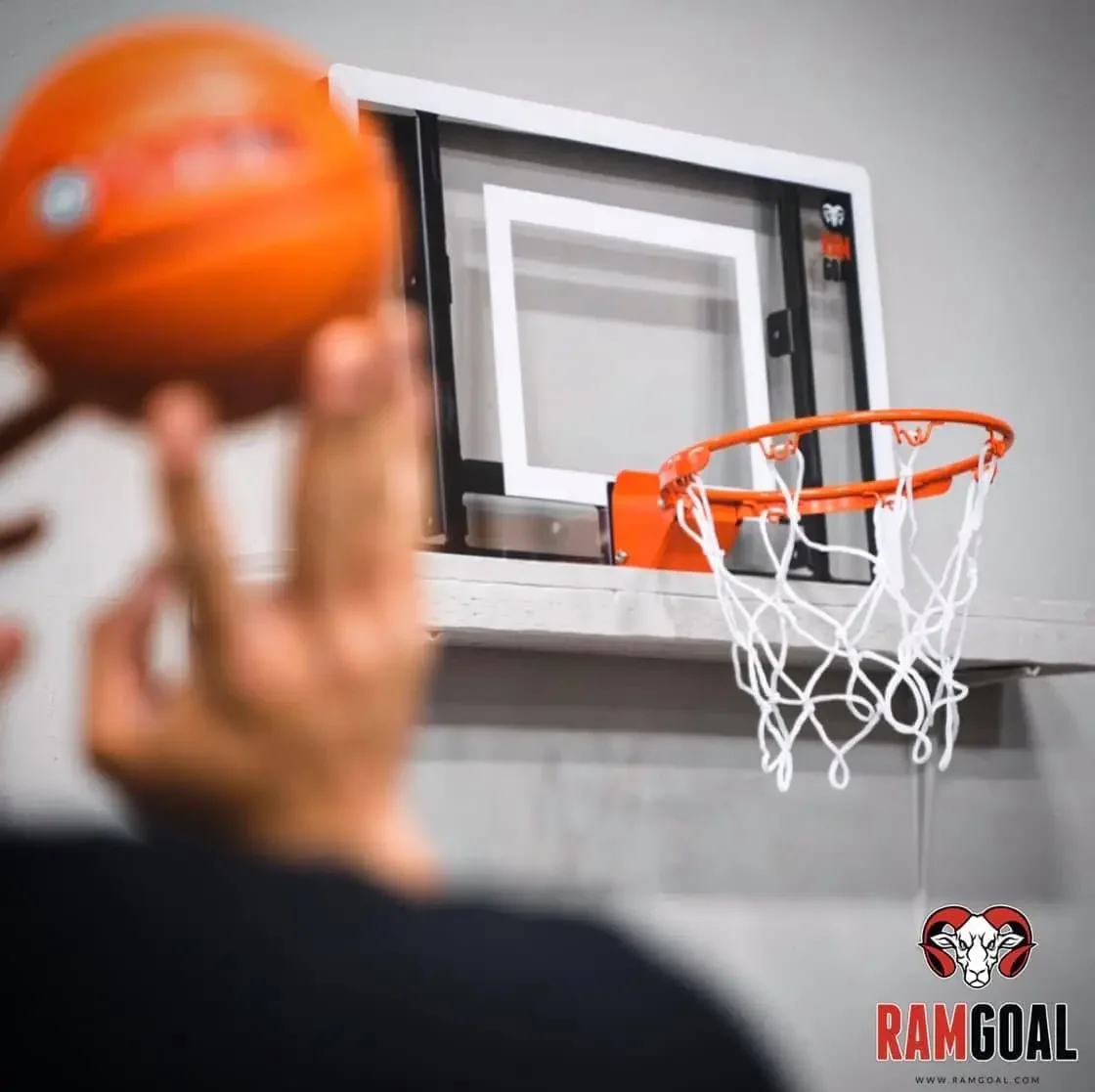 Mini cesta de basquete ajustável com bola |   Painel resistente a estilhaços de 24" com Breakawa de nível profissional