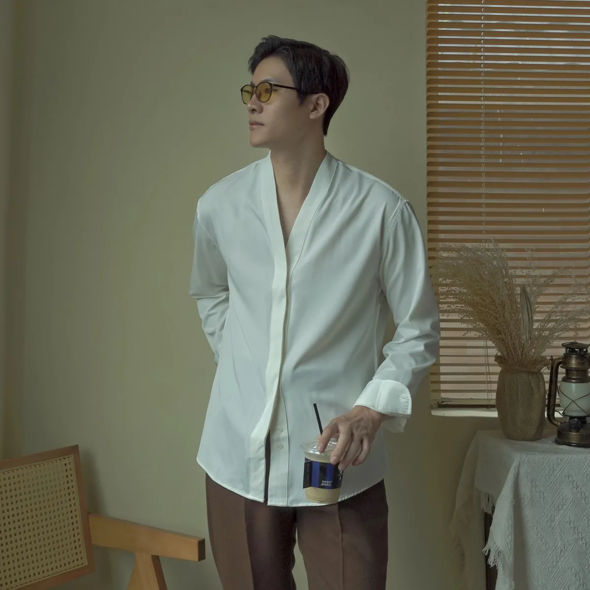 Ruffian handsome V-neck loose casual long-sleeved shirt Korean version non-ironing Japanese white design high-end shirt