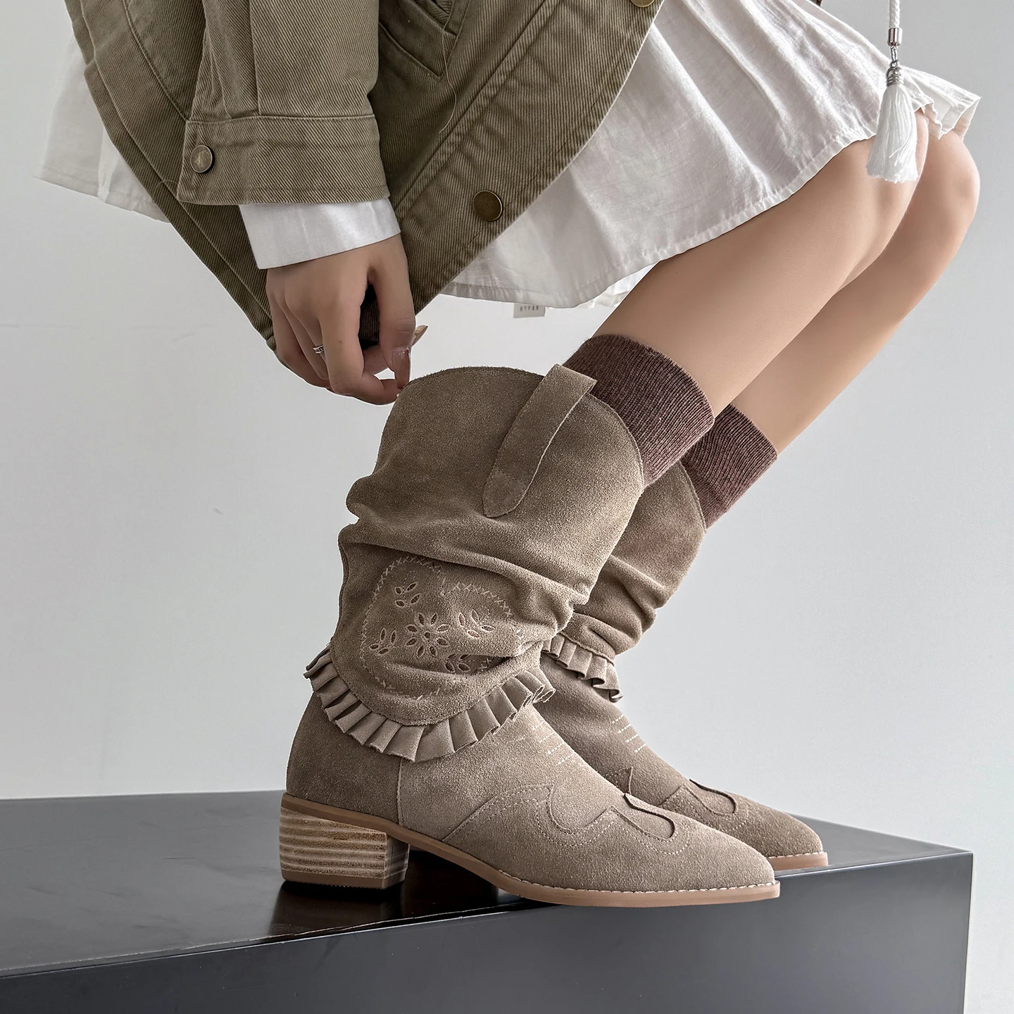 

Высокие сапоги до середины икры в стиле ретро 2025 года, замшевые слипоны из коровьей кожи, осенне-зимние сапоги в стиле вестерн, теплые рыцарские сапоги на высоком каблуке с острым носком, длинная обувь