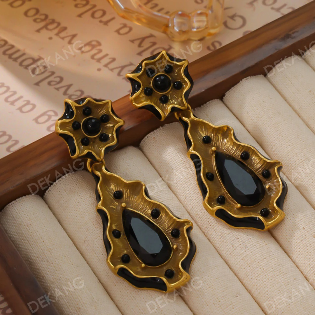 

Необычные черные металлические серьги-гвоздики