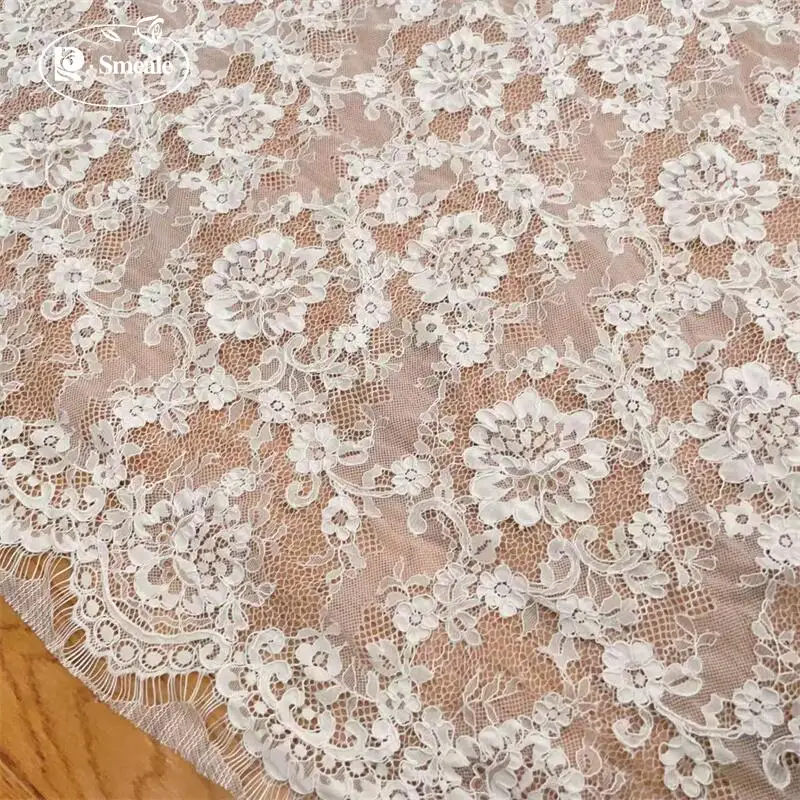 3MX1,5M Hochzeitskleid-Stoff mit weißen geometrischen Blumen. Hochwertiger Spitzenstoff mit Wimpernrand. – Detail 2