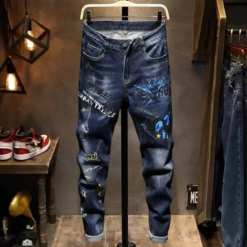 

Осень и зима Новые высококачественные джинсы с принтом Мужские модные брендовые облегающие эластичные брюки Дизайнерские модные универсальные длинные брюки