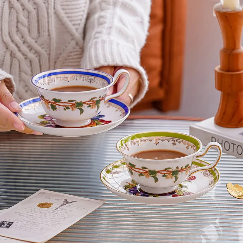 Obst-Nachmittags tasse Untertasse auf dem Land, schwarze Kaffeetasse, Tee ware für die Küche zu Hause