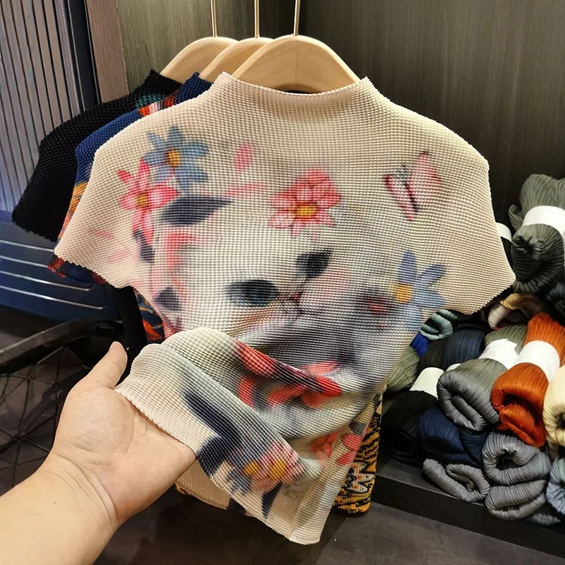 

Плиссированная футболка Miyake, лето 2025 г., складная футболка с принтом кота Miyake, женская новая тонкая универсальная футболка с воротником-стойкой, плиссированный топ Tide