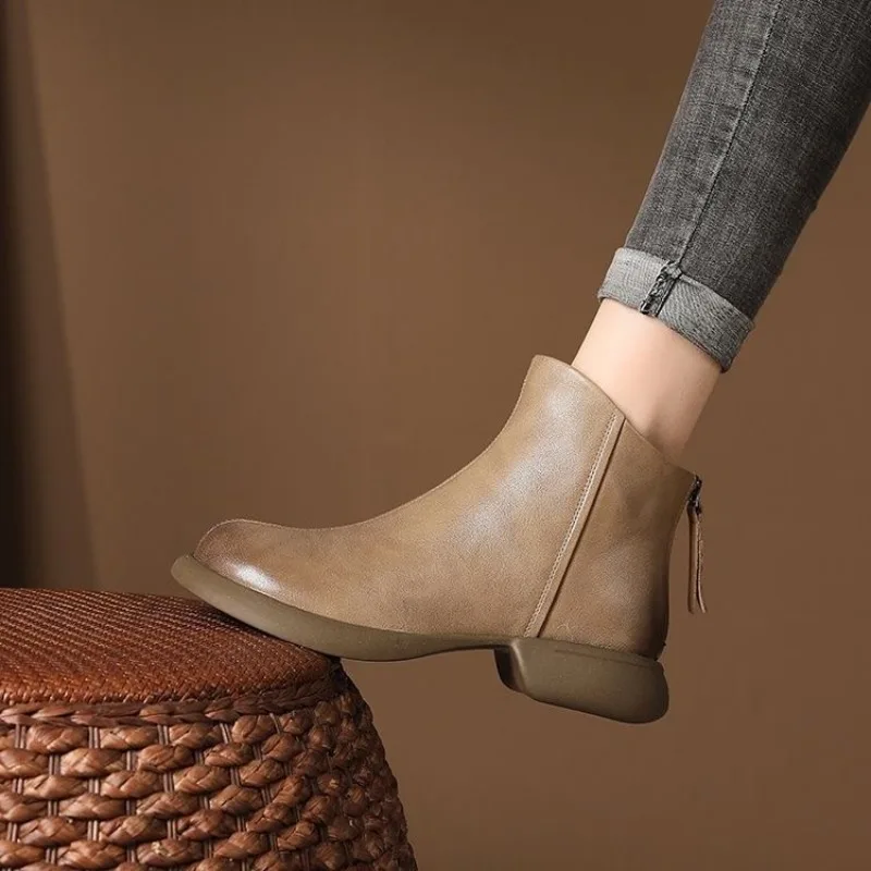 

2025 Women's leather soft sole retro anti slip short boots winter slimming and height increasing women's boots Chelsea boots