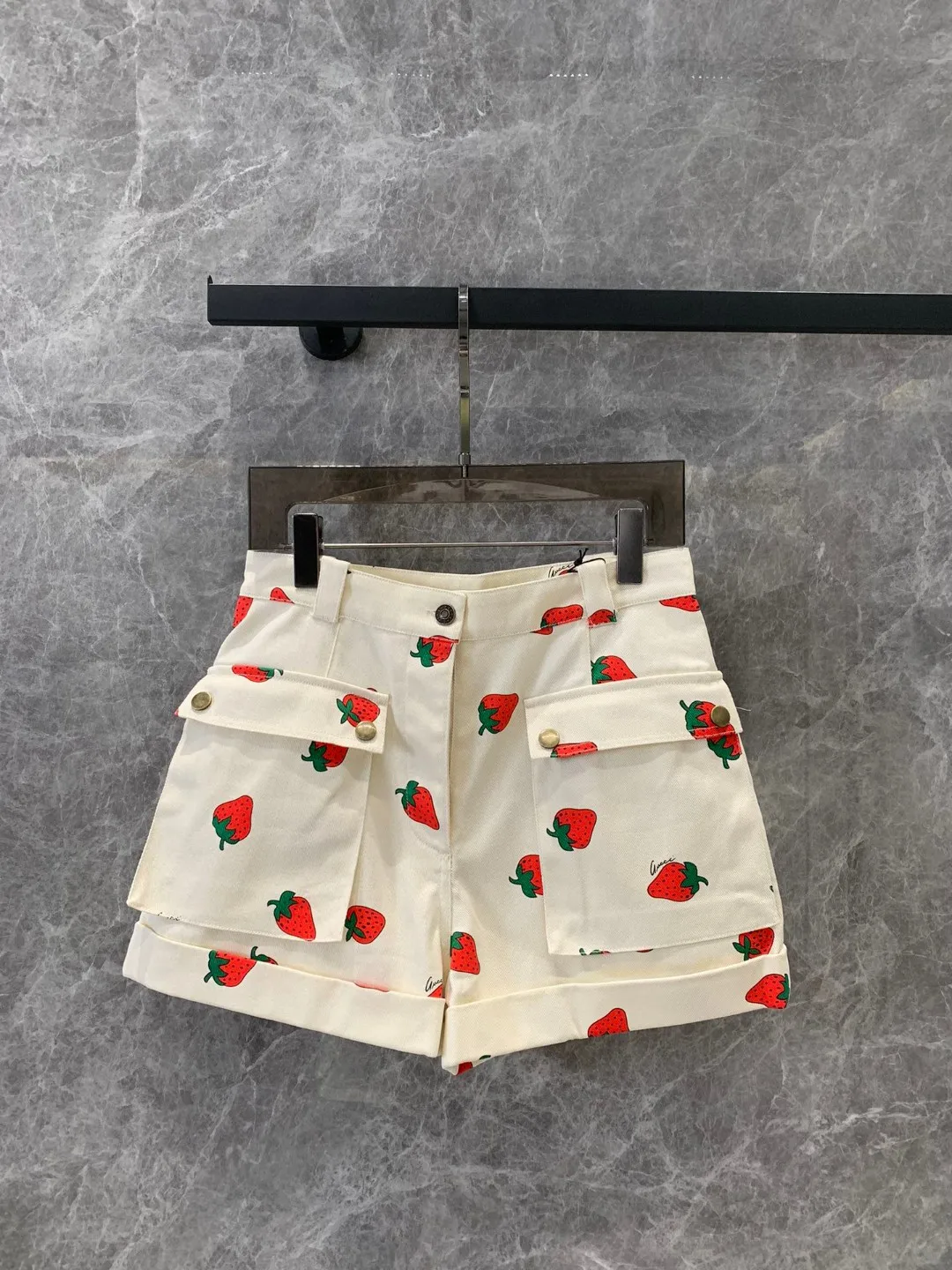 

2024 Summer New High Quality Women's Wear Strawberry printed loose A-line pants, workwear casual shorts 0527