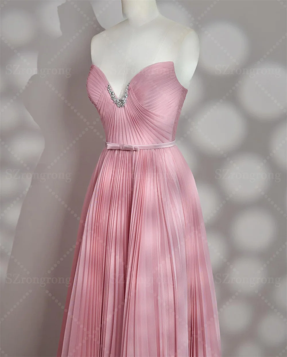 ชุดราตรีงานแต่งงานสีชมพูแบบสั่งตัด ผ้าชีฟองแบบเปิดไหล่ ทรงเดรสยาวลากพื้น เปิดหลัง ประดับคริสตัลและลูกปัด เหมาะสำหรับงานพรอม งานปาร์ตี้ และงานคลับ