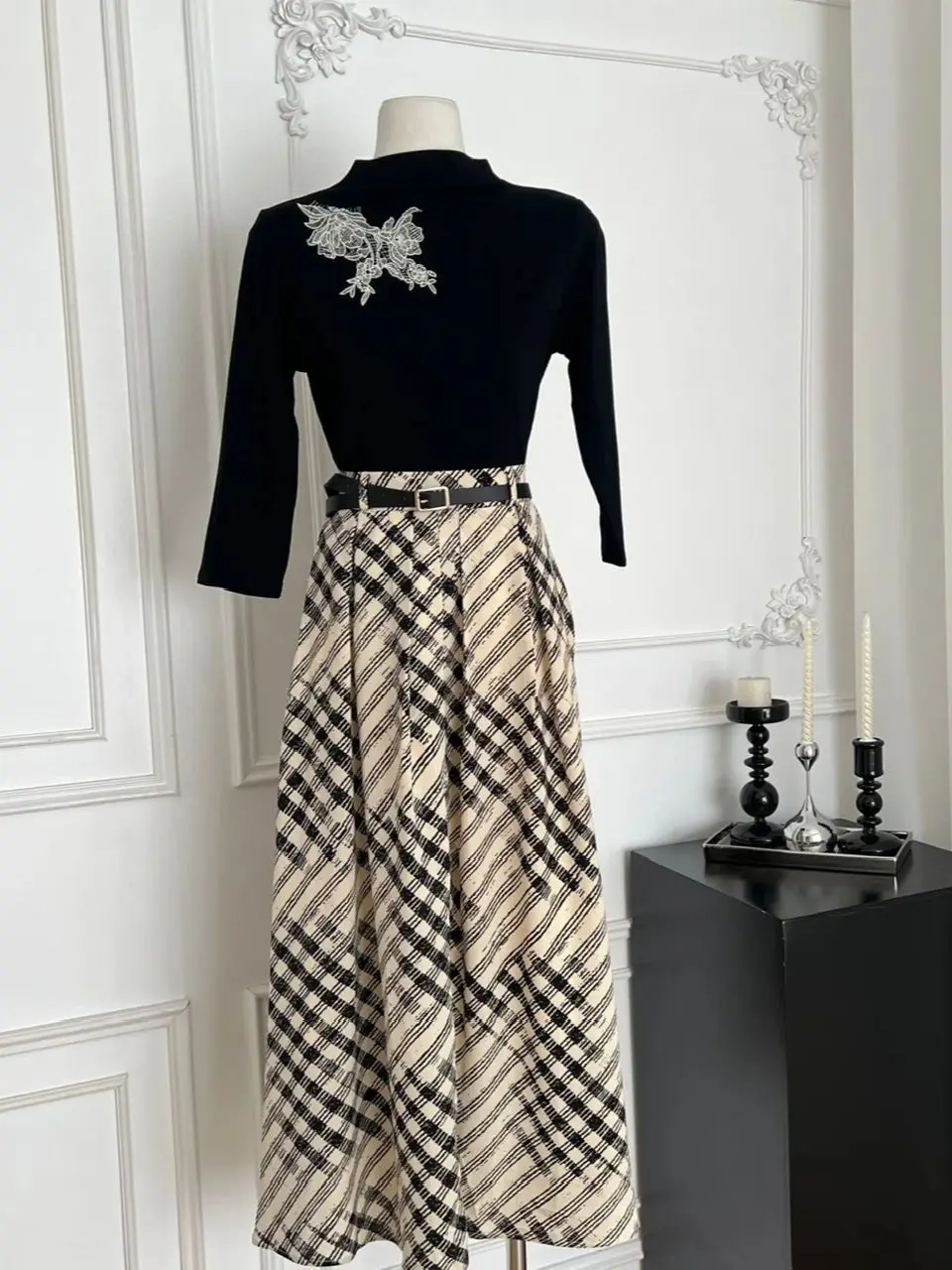 

Fall Winter Elegant Half Turtneck Embroidery Knit Swqeater Two Piece Dress Sets Vintage Striped Print Long Skirt Suits With Belt