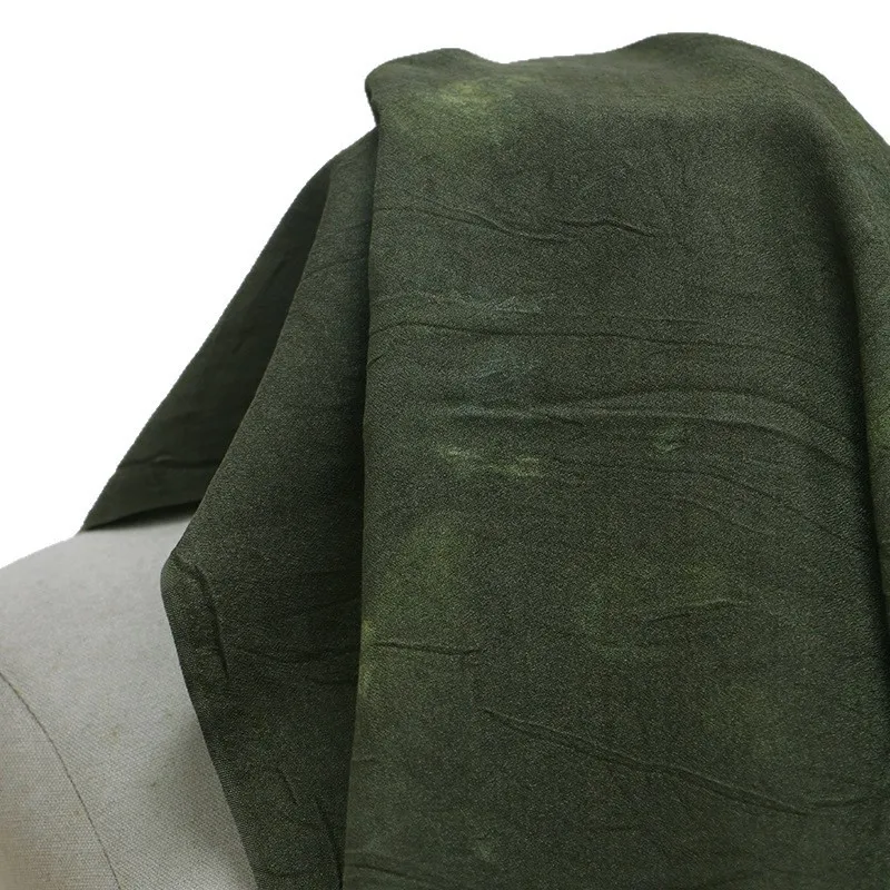 The natural fingerprint fabric is made of grass and wood poetry mud on oak silk double-dyed with sophora flower mugwort