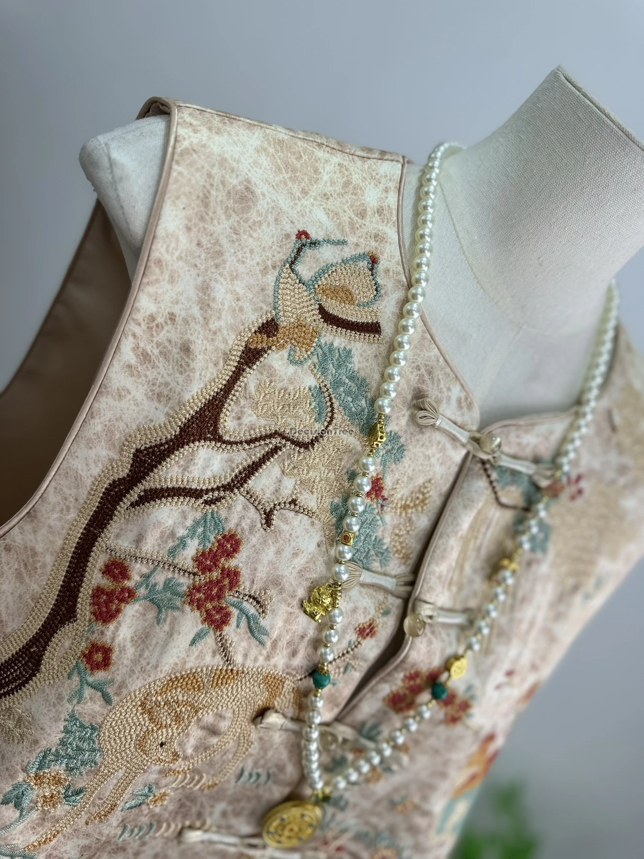 سترة مطرزة على الطراز الوطني الصيني لعام 2025 سترة نسائية للخريف بياقة واقفة بدون أكمام وأزرار شيونغسام سترة بدلة تانغ أنيقة