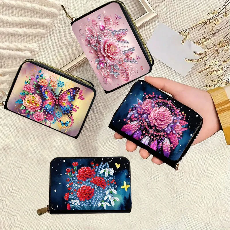 Ein Blumenmuster-Diamantmalerei-Kartenetui mit DIY-Mehrfachfach-Design, ist ein kreatives Geschenk für festliche PU-Ledertaschen