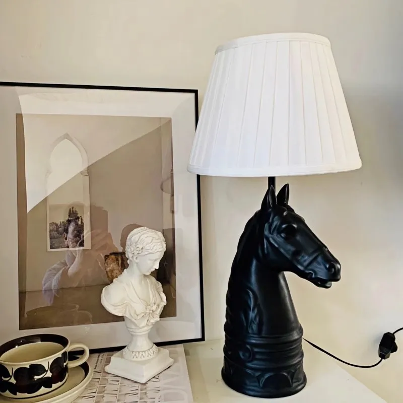 Creative animal desk lamp, horsehead desk lamp, three-dimensional sculpture art desk lamp