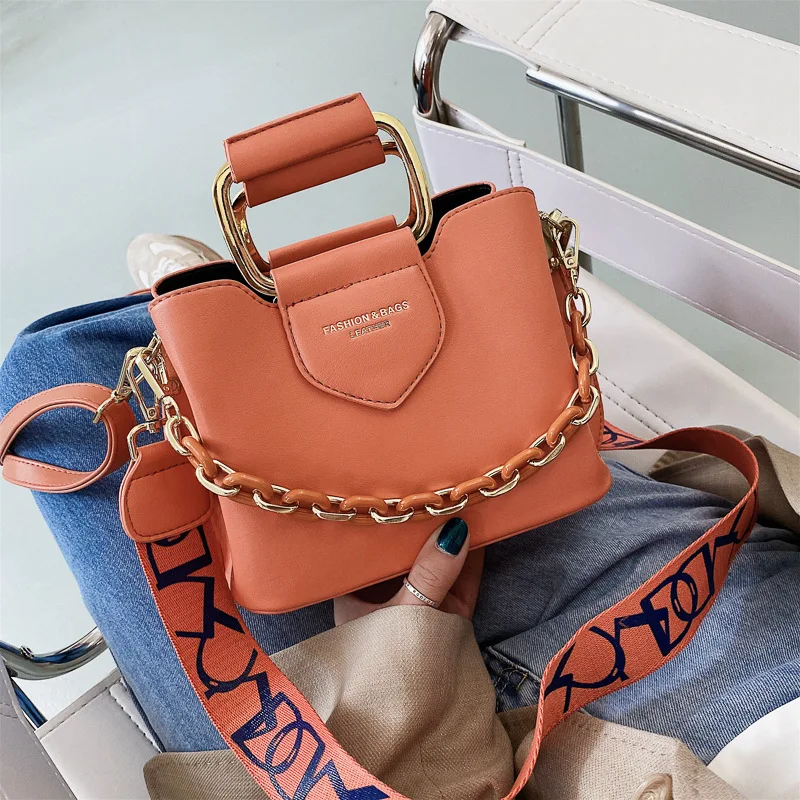 กระเป๋าของผู้หญิงแฟชั่น2023ใหม่คุณภาพสูง Crossbody กระเป๋าสำหรับกระเป๋าใส่เงินของผู้หญิงกระเป๋าถือกระเป๋าสะพายข้างโซ่หนัง PU ออกแบบกระเป๋าคาดเอว